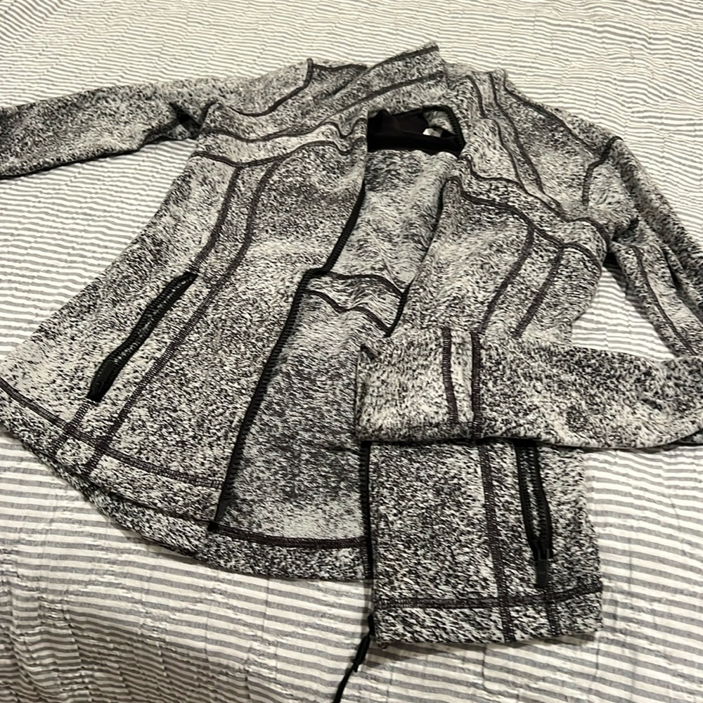 Lululemon size 6 black-and-white jacket great shape fits well
